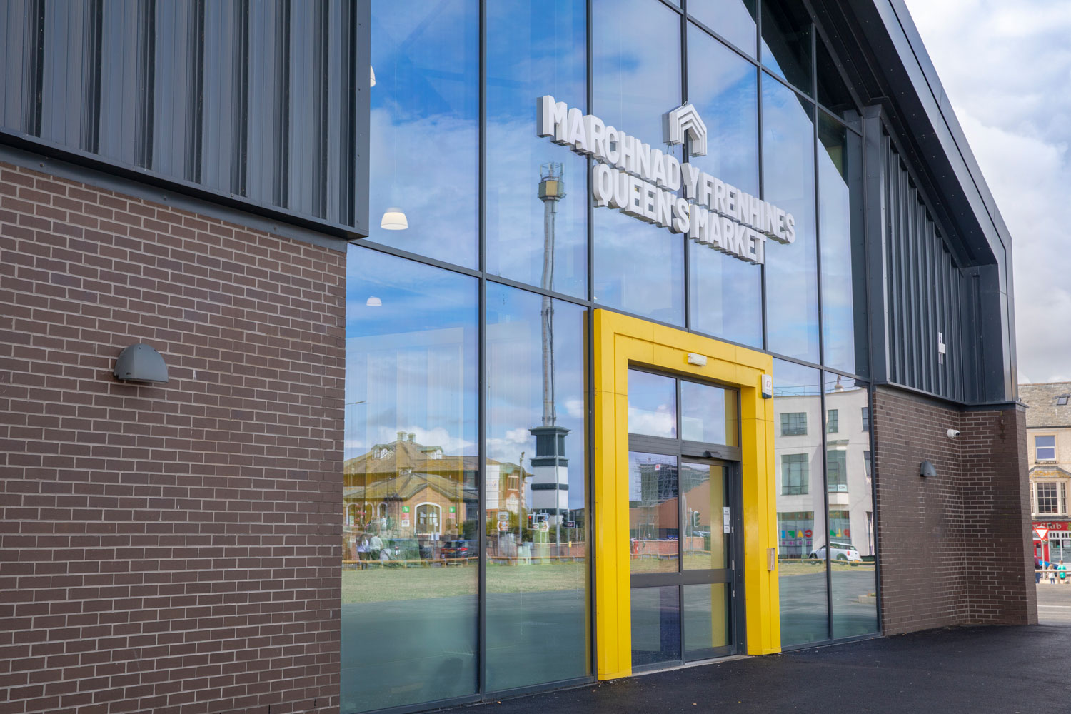 rhyl market curtain wall and automatic door entrance